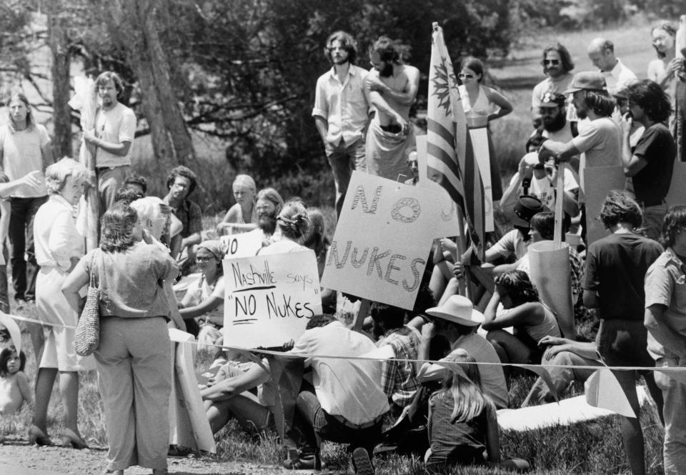 Anti-nuclear protesters await President Jimmy Carter's motorcade on May 22, 1978, in Oak Ridge. (News Sentinel Archive)