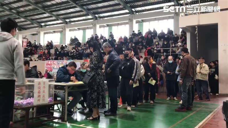 潮州鎮公所中，排隊抽籤的人潮滿滿。