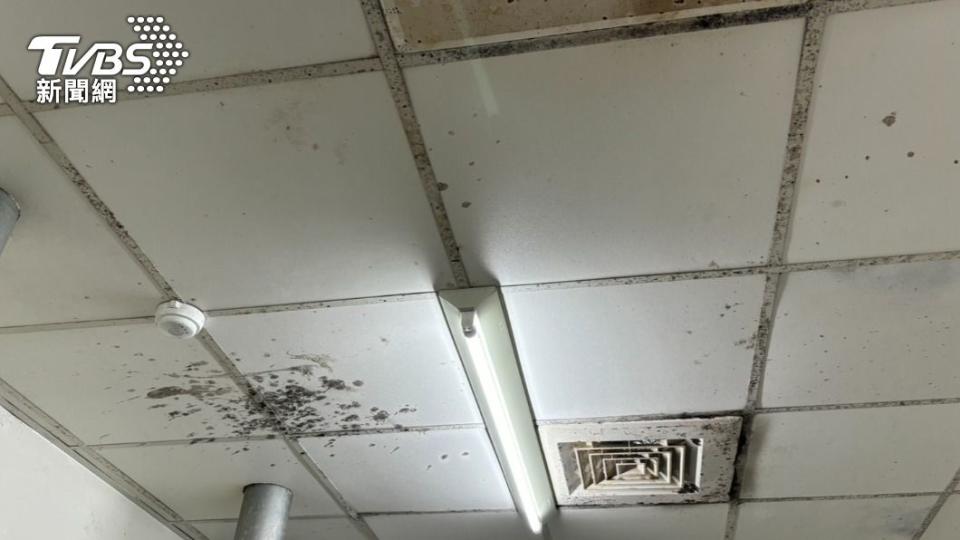 衛生局人員前往前場查看，發現天花板髒污有霉漬。（圖／TVBS）