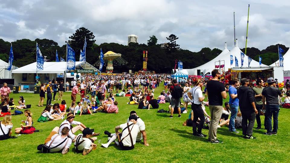 Crowd, Pole, Event, Fête, Festival, Spring, Grass, Tree, Fair, Leisure, 