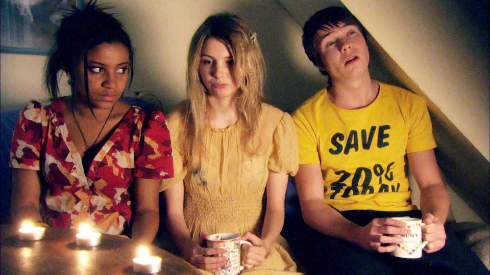 Jal Frazer (Larissa Wilson), Cassie Ainsworth (Hannah Murray), Chris Miles (Joe Dempsie) in Skins (Channel 4)