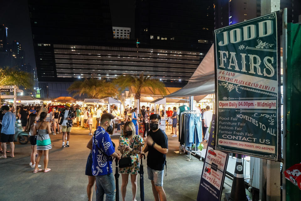 曼谷旅遊｜超人氣Jodd Fairs全新夜市直擊！CP值爆燈火車夜市2.0狂掃平靚正地道美食、服飾