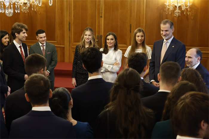 Los Reyes y sus hijas con con los Premios Fin de Carrera 2021 de la Universidad de Oviedo