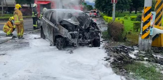 ▲今（20）日清晨，宜蘭縣蘭陽大橋發生火燒車事故。（圖／翻攝畫面）