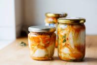 Ein Superfood mit Superkraft gegen Kater: Das koreanische Kimchi (fermentiertes Gemüse) enthält Probiotika und Vitamin B und hilft so effektiv gegen Übelkeit, Kopfschmerzen und bringt gleichzeitig auch noch den Darm in Schwung. (Bild: iStock / SilviaJansen)