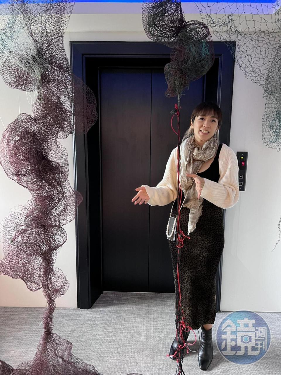 藝術家洪郁雯解說入口處大型漁網的設計理念。
