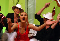 <p>Ausgelassene Stimmung im Greenroom beim Eurovision Song Contest aus dem Jahr 2002, nachdem Marie N aus Lettland die höchste Punktzahl kassiert hatte. (Bild-Copyright: Jussi Nukari/Lehtikuva/AP Photo)</p>