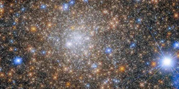 Hubble Telescope Captures Amazing Bright Star Cluster