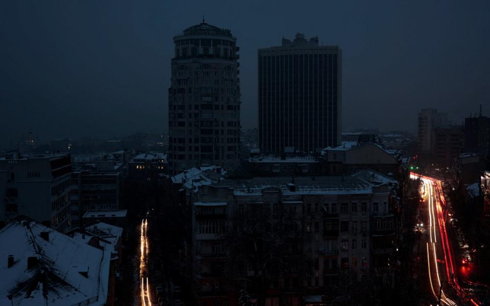 A view shows the city without electricity after critical civil infrastructure was hit by Russian missile attacks, amid Russia's invasion of Ukraine, in Kyiv, Ukraine November 23, 2022. REUTERS/Vladyslav Sodel - REUTERS/Vladyslav Sodel