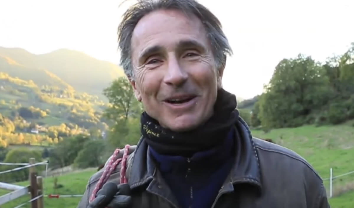 Pour Cantal Destination, Thierry Lhermitte a partagé son amour pour la région, où il possède une maison, lui qui adore les randonnées à cheval dans le Cantal - © Youtube