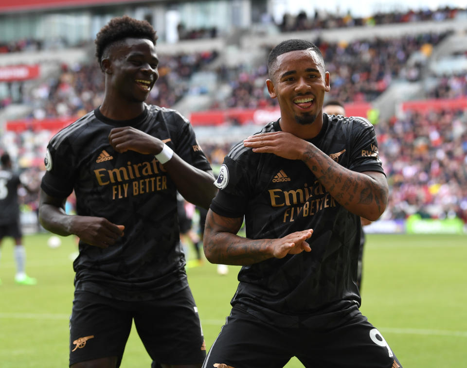 BRENTFORD, ENGLAND - SEPTEMBER 18: Gabriel Jesus celebrates scoring Arsenal's 2nd goal with Bukayo Saka during the Premier League match between Brentford FC and Arsenal FC at Brentford Community Stadium on September 18, 2022 in Brentford, England. (Photo by David Price/Arsenal FC via Getty Images)