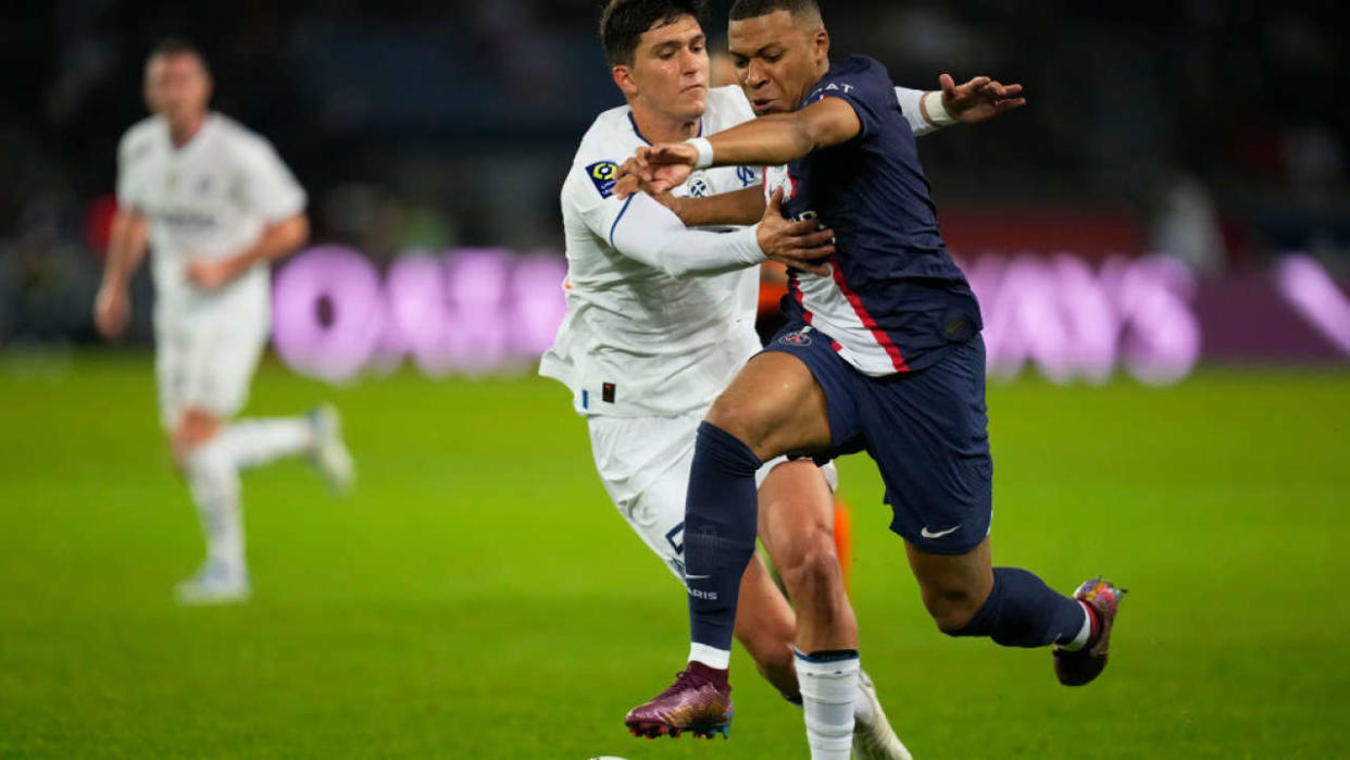 PARIS, FRANCE - OCTOBER 16:  Kilian Mbappé (7) runs with the ball during the French Ligue 1 match between Paris Saint-Germain (PSG) and Olympique de Marseille at Parc des Princes on October 16, 2022 in Paris, France. (Photo by Glenn Gervot/Icon Sportswire via Getty Images)