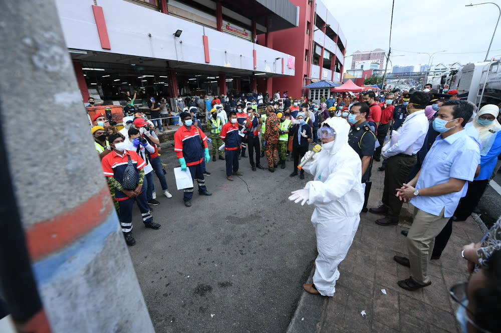 Housing and Local Government Minister Zuraida Kamaruddin carries out a public disinfection operation at a wet market in Jalan Othman March 31, 2020. — Bernama pic