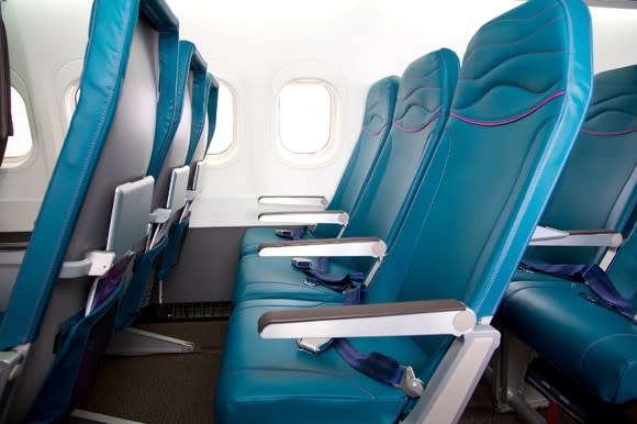 A row of seats in a Hawaiian Airlines Boeing 717