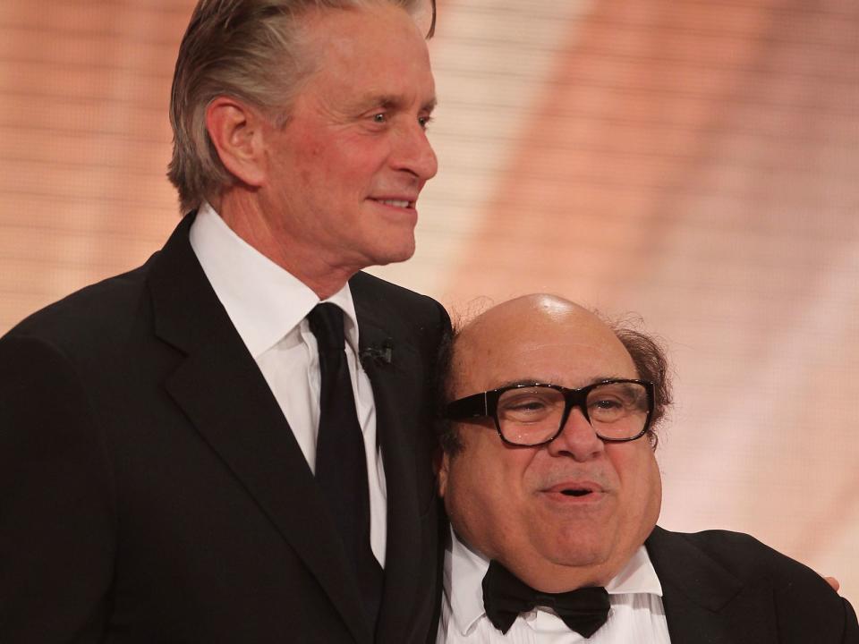 Sie sind wirklich älteste Freunde: Michael Douglas (links) und Danny DeVito kennen sich bereits seit 1967: "Wir waren beide Kiffer, wir rauchten einen Joint zusammen und das war der Beginn einer langen, langen Freundschaft", erzählte Douglas in einem Interview. Sie teilten damals nicht nur ihr Gras: Für eine Weile wohnten die beiden Schauspieler gemeinsam in einem Appartement in New York. (Bild: Andreas Rentz/Getty Images)