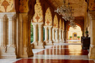 También podrán disfrutar de paseos por los jardines del palacio, en los que es posible que se crucen con alguno de los pavos reales que habitan en ellos. (Foto: <a href="http://es.airbnb.com/rooms/39622530?source_impression_id=p3_1573584787_bHKBduGdydoo8gya&guests=1&adults=1&irgwc=1&irclid=wsgS4F0HexyOWKYwUx0Mo3ERUkn1m6VuT29Wyc0&ircid=4560&c=Viglink%20Primary_392845_4210298&sharedid=4210298&af=126295512&_set_bev_on_new_domain=1573827289_HmQP9sbP0SHJMd2s" rel="nofollow noopener" target="_blank" data-ylk="slk:Airbnb;elm:context_link;itc:0;sec:content-canvas" class="link ">Airbnb</a>).