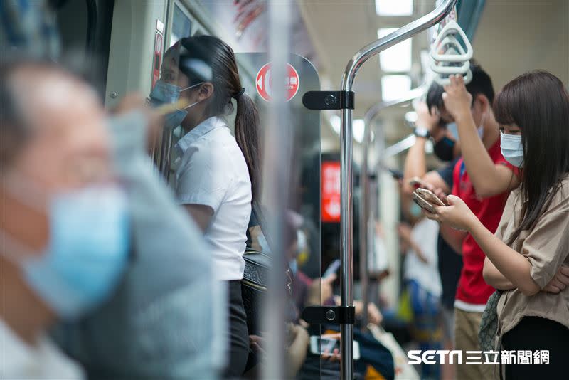女網友在捷運上遇到性騷擾，後來見到男友時當場淚崩。（示意圖，非當事人／資料照）