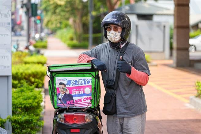 爭取連任的新竹市南區市議員、市議會議長許修睿，此次選舉文宣「專注前行」跟著外送車在新竹市大街小巷的穿梭，能見度超高。（許修睿提供／陳育賢新竹傳真）