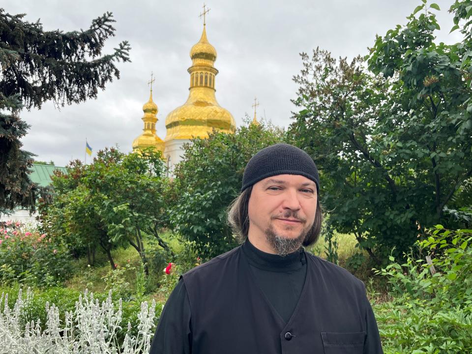 Mönch und Priester Polykarp Lynenko von der ukrainisch-orthodoxen Kirche steht in einem Garten auf dem Gelände des Höhlenklosters (Bild: Ulf Mauder/dpa)