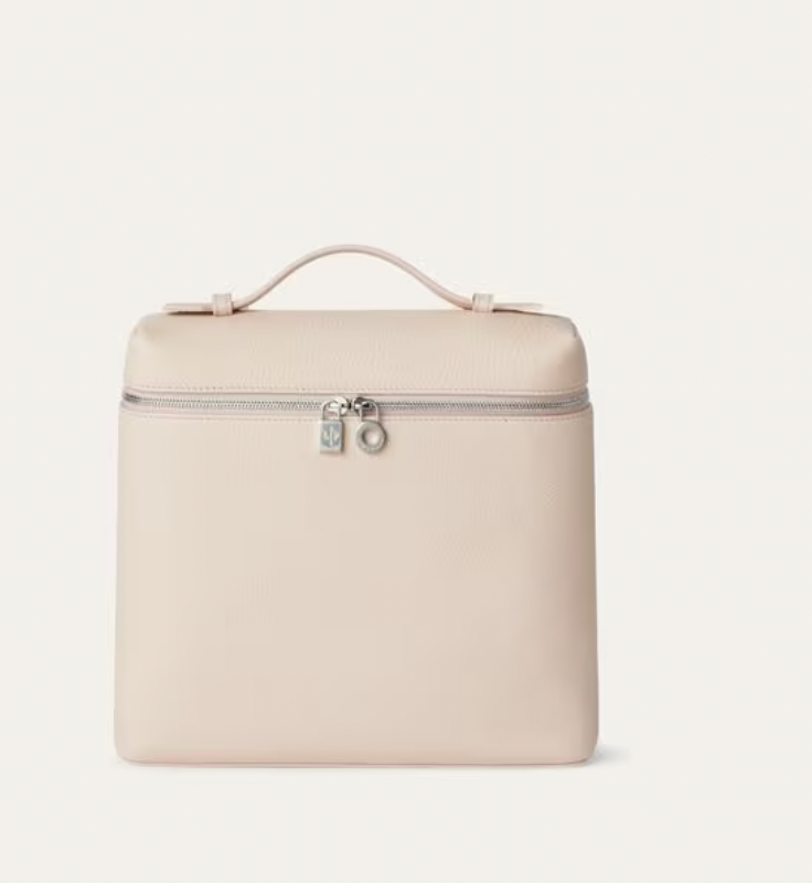 Loro Piana Extra Pocket L23.5 小背包原價大約2萬頭（圖片來源：Loro Piana官網）