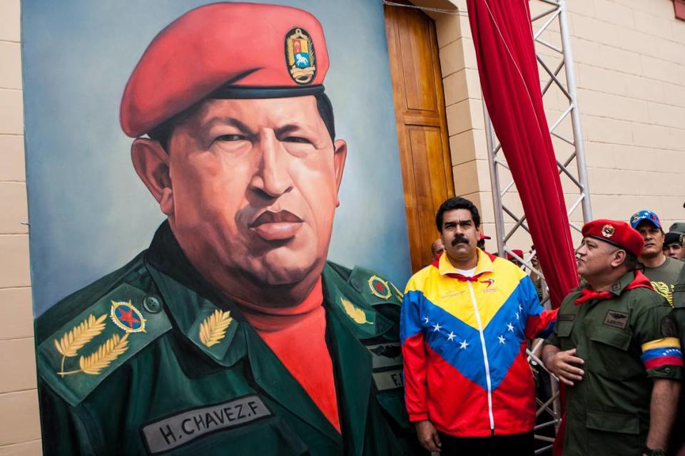Los entonces vicepresidente de Venezuela, Nicolás Maduro y el presidente del Congreso Nacional venezolano, Diosdado Cabello, desvelan una pintura del presidente de Venezuela, Hugo Chávez, el lunes 4 de febrero del 2013, en Caracas. Archivo.