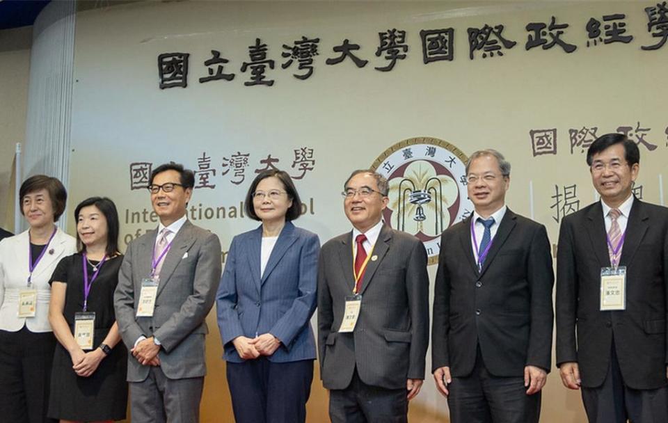 總統蔡英文6日出席「台灣大學國際政經學院揭牌典禮」。圖／總統府提供
