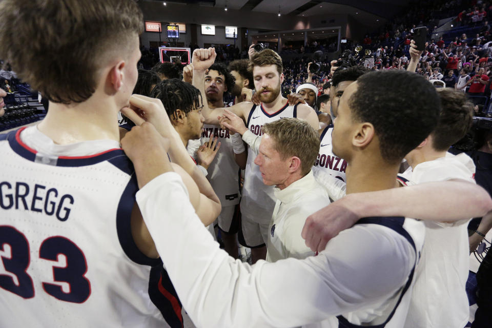 Gonzaga head coach Mark Few, center, huddles with his team after an NCAA college basketball game against Chicago State, Wednesday, March 1, 2023, in Spokane, Wash. Gonzaga won 104-65. (AP Photo/Young Kwak)