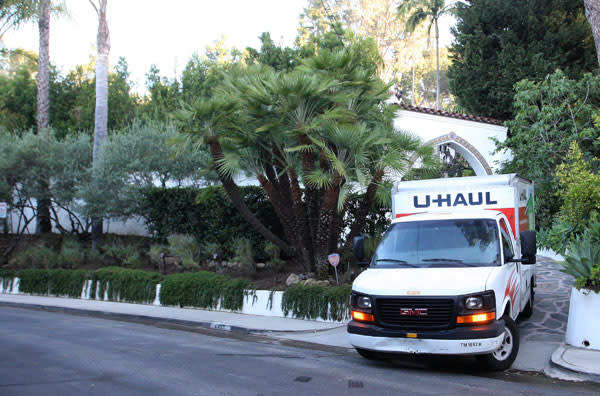 Moving Truck At Robert Pattinson & Kristen Stewart’s Home