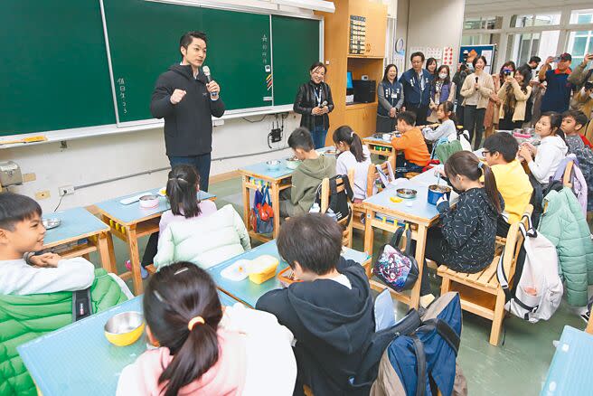 蘇丹紅食安問題連環爆，台北市宣布即起至31日禁止團膳廠商使用辣椒粉、咖哩粉及咖哩塊，市長蔣萬安（左）7日前往健康國小視察營養午餐。（杜宜諳攝）