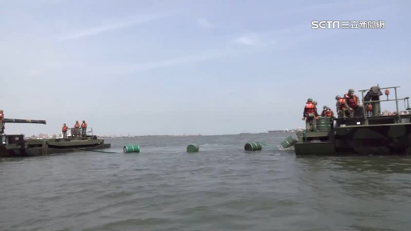 淡水河口為進入首都台北的重要防線，國防部利用繩索串起油桶與爆裂物，在河上形成多重阻絕鏈。