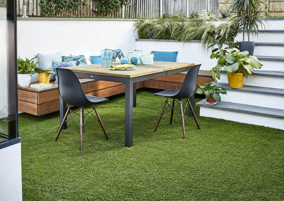 Lay artificial turf