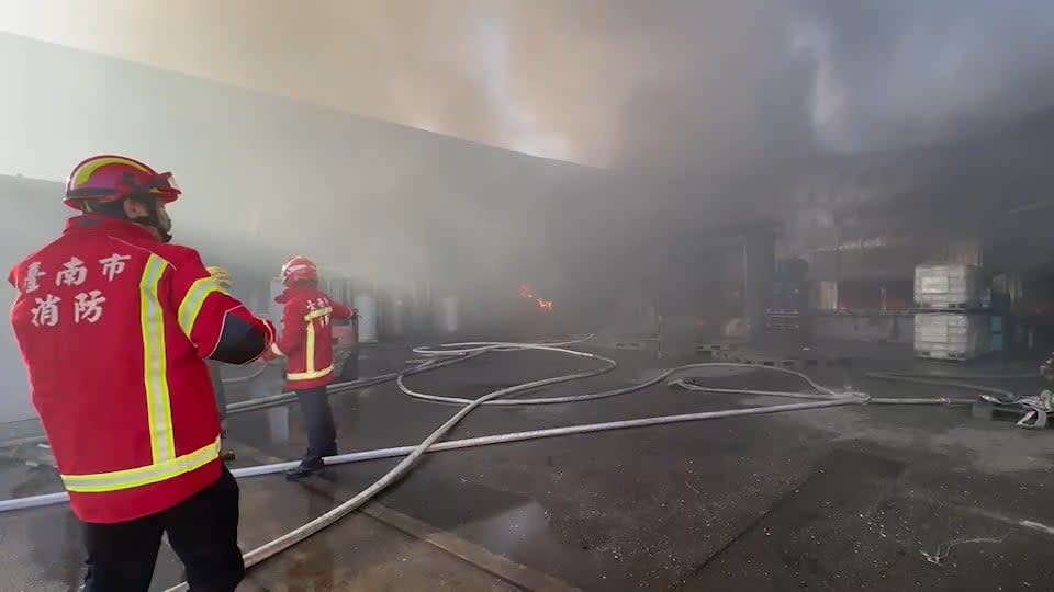 空拍畫面曝！台南市西港工廠大火濃煙竄天　警消出動100人48車馳援