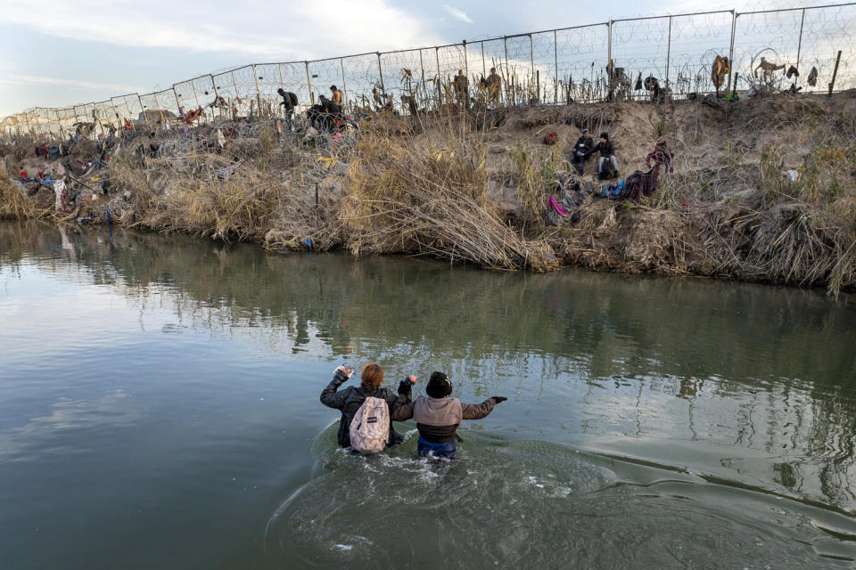 Migrants Continue To Cross Southern Border As Washington Lawmakers Struggle To Find Solution (John Moore / Getty Images)