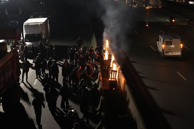 A pesar de generar inconvenientes notorios para el tránsito, los manifestantes confían en el apoyo de los franceses frente a su reclamo
 (AP Photo/Christophe Ena)