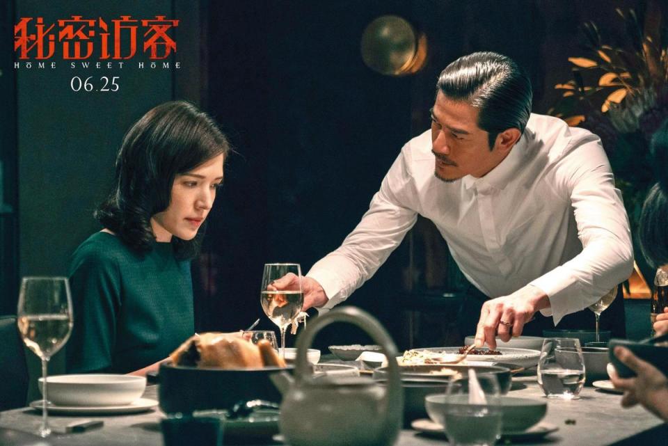  《秘密訪客》在中國大陸上映後，許瑋甯（左）的好演技獲得更多關注。右為郭富城。