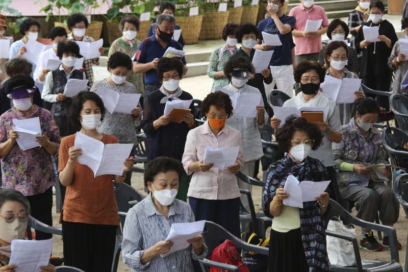 南韓疫情又起，信眾配戴口罩在首爾曹溪寺聚會。（美聯社）