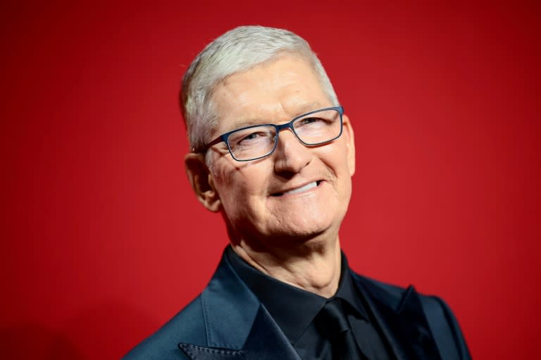 El director ejecutivo de Apple, Tim Cook, calificó la IA generativa como una "oportunidad clave" en toda la línea de productos del fabricante del iPhone. (Dimitrios Kambouris)