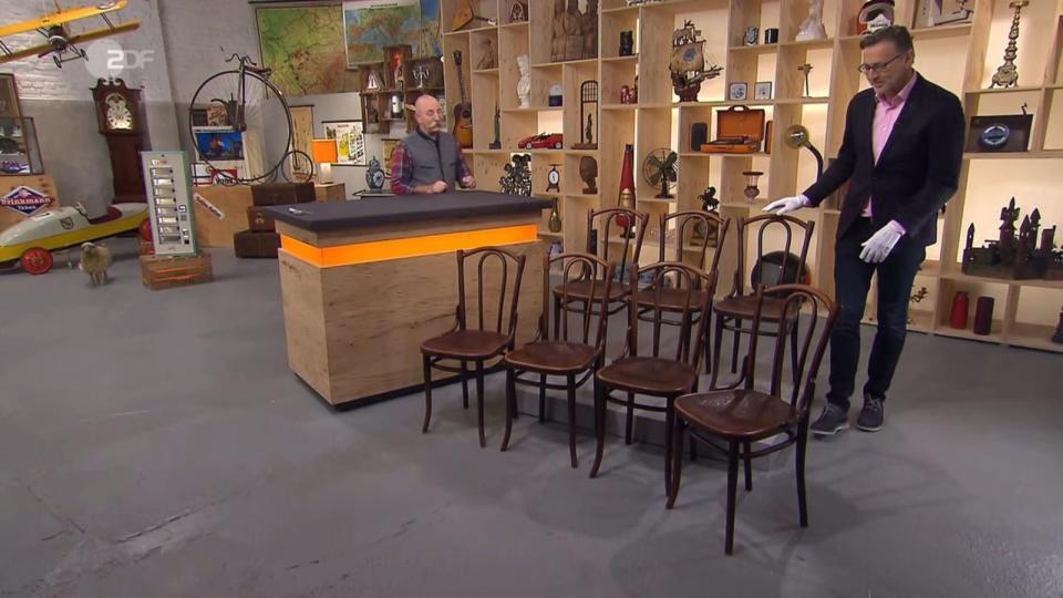 Sieben Thonet-Kaffeehausstühle aus der Zeit um 1900 sollten 700 bis 840 Euro bringen. (Bild: ZDF)