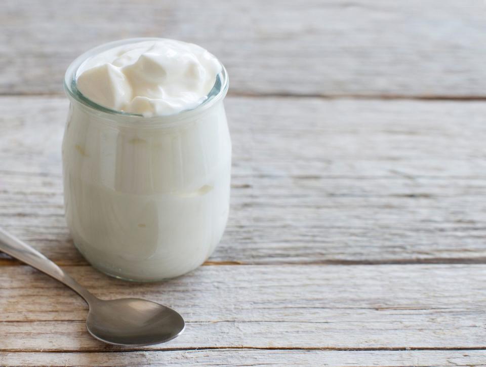 <p><strong><strong><strong><strong><strong><strong><strong><strong><strong>Quantity:</strong></strong></strong></strong></strong></strong></strong></strong> </strong>3 1/2 oz Greek yogurt</p><p><strong>Per serving:</strong> 100 calories, 11 g protein, 12 g carbs, 0 g fat</p>