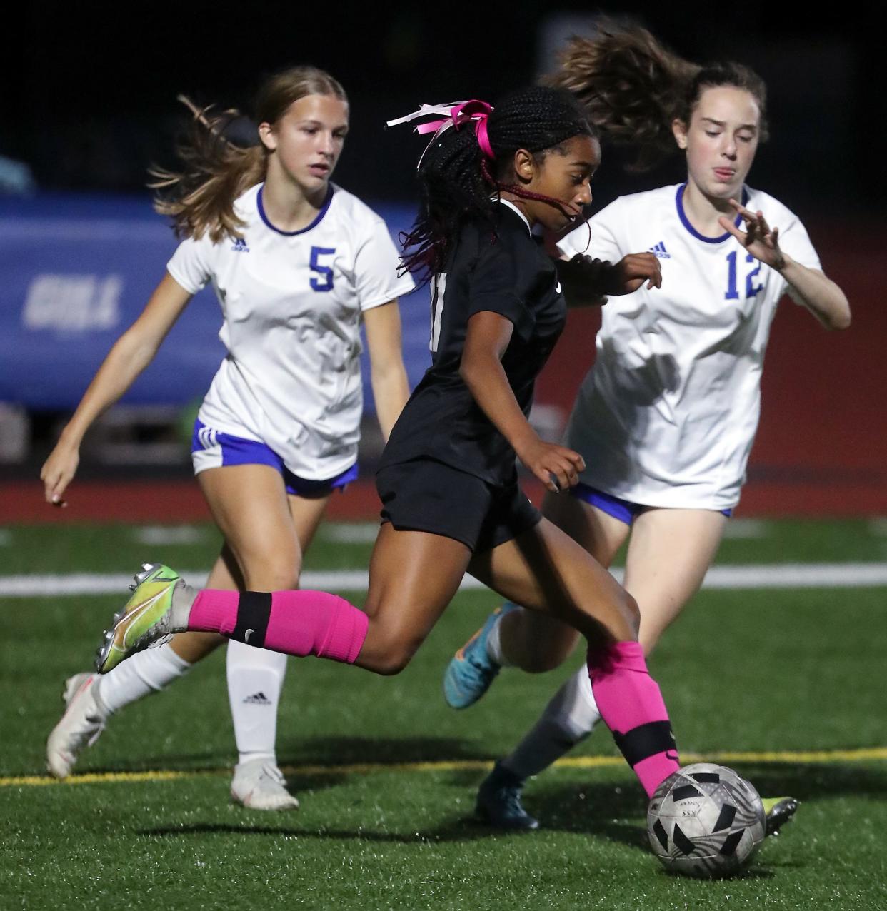 Klahowya's Amira Lyons, center, heads for the goal past Bellevue Christian's Emily DeJonge (5) and Mackenzie Morlock (12) on Thursday, Oct. 6, 2022.