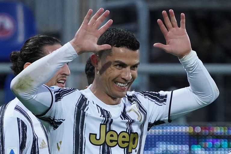 Cristiano Ronaldo, de Juventus, celebra su tercer gol ante Cagliari