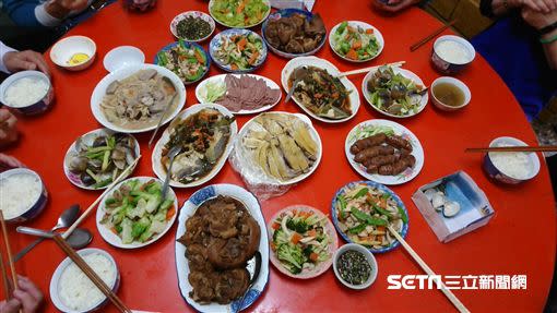 除夕當天，全家人會聚在一起吃團圓飯。（圖／資料照）