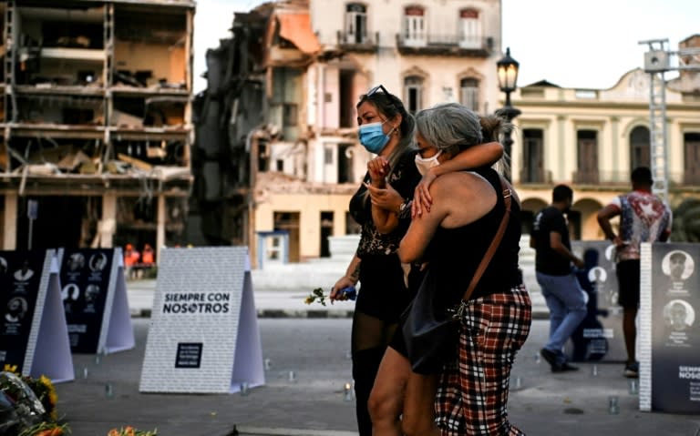 Familiares de las víctimas de la explosión del hotel Saratoga paraticipan en una vigilia organizada en La Habana, el 13 de mayo de 2022 (AFP/YAMIL LAGE)