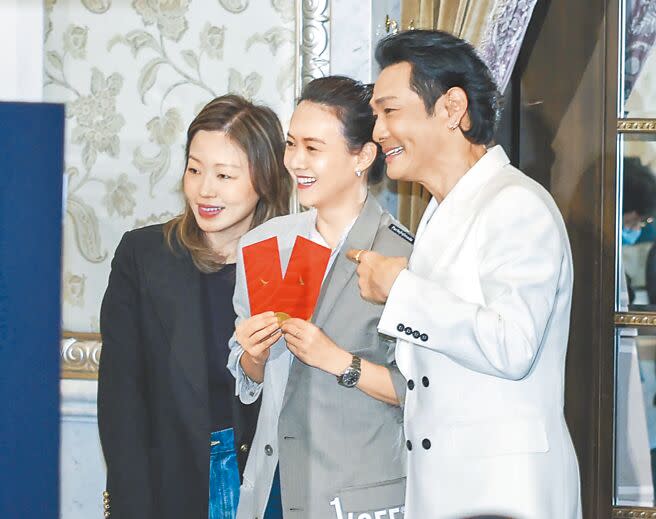 杜德偉（右起）22日與記者會主持人曾寶儀、老婆李曉冰開心合照。（粘耿豪攝）