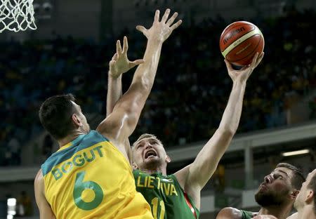 El australiano Andrew Bogut intenta bloquear el tiro de Domantas Sabonis, durante el partido por los cuartos de final, en los Juegos Olímpicos de Río. La selección de baloncesto masculina de Australia se transformó en la primera clasificada a semifinales en los Juegos Olímpicos de Río, al vencer el miércoles a Lituania por 90-64, en una nueva sorpresa en este deporte en tierras brasileñas. 17 de agosto de 2016.