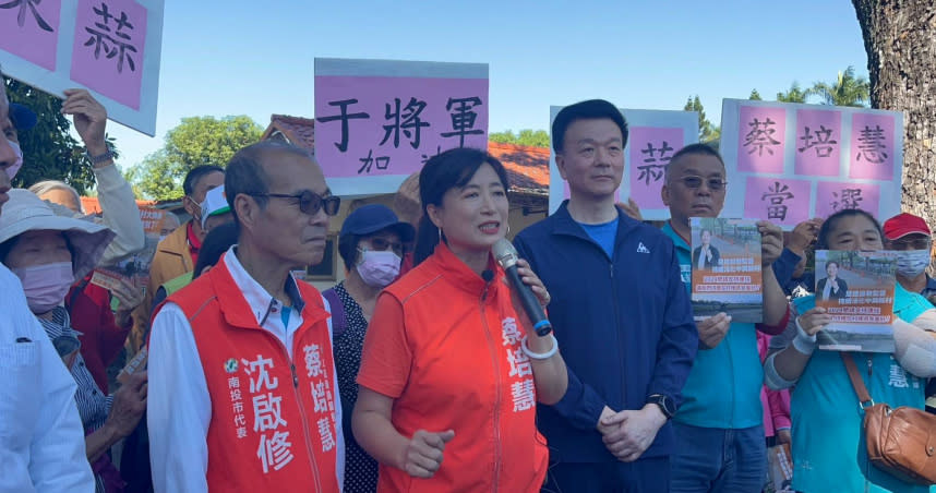 民進黨立委參選人蔡培慧（左二）在桃園市議員于北辰（右三）的陪同下，於中興新村第三市場進行掃街。（圖／蔡培慧辦公室提供）