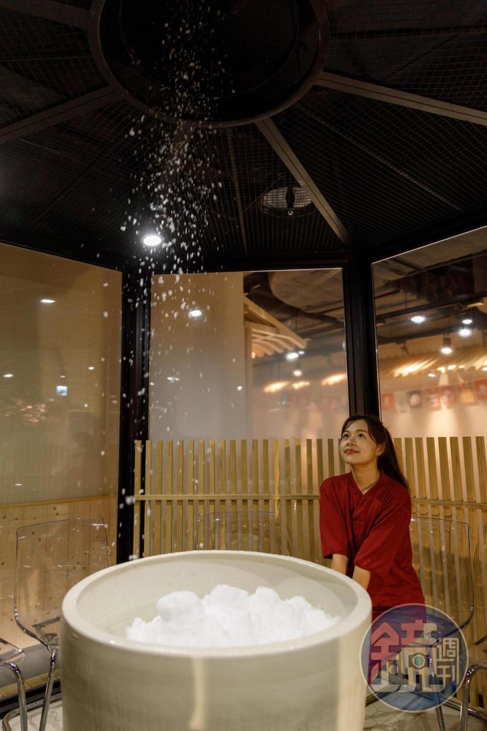 冷卻房「映雪」使用降雪機製造浪漫皚皚白雪，走進房間瞬間降溫。
