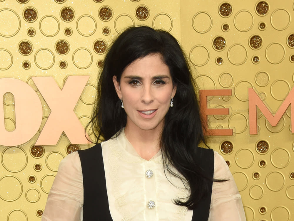 Für die US-Briefwahlwerbung zeigt Sarah Silverman sogar ihre Brüste - fast (Bild: Kathy Hutchins / Shutterstock)