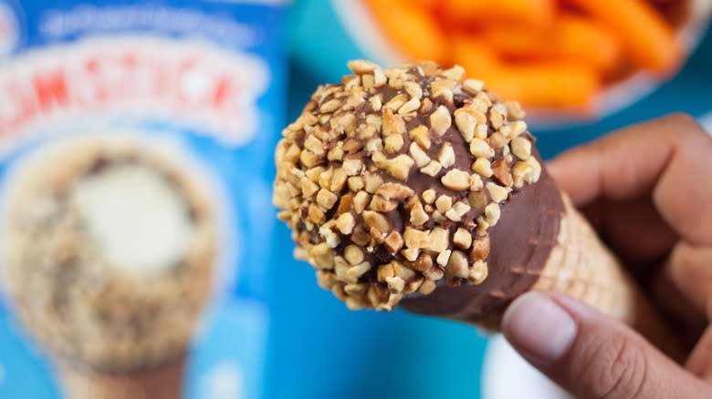 Person holding Nestlé Drumstick