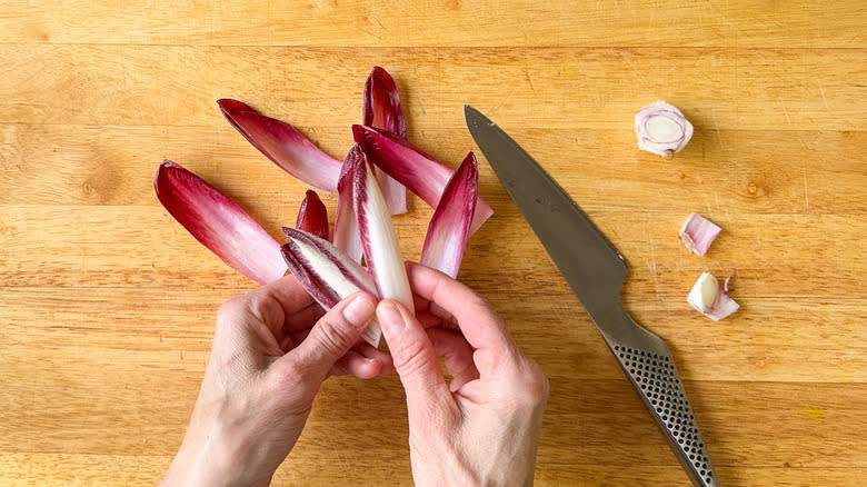 Separating Belgian endive into leaves